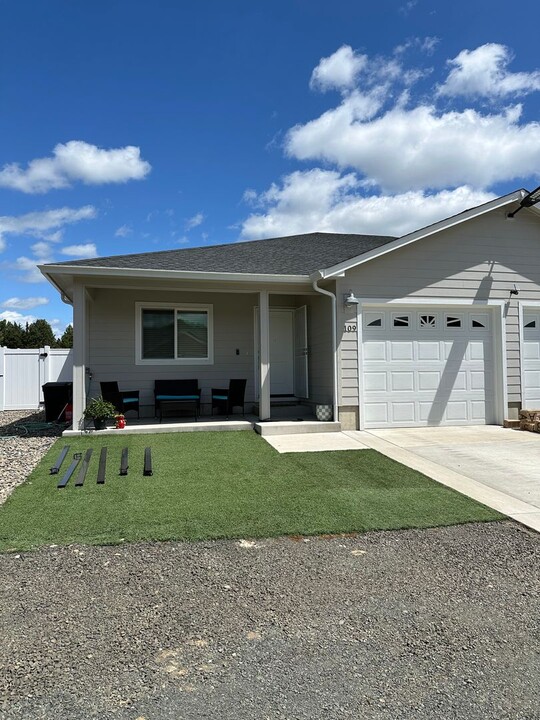 109 Oly Ln in Roseburg, OR - Building Photo