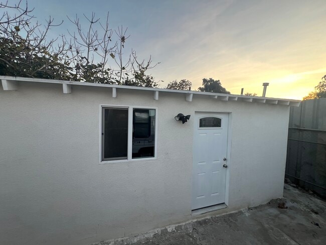 9613 Anzac Ave in Los Angeles, CA - Foto de edificio - Building Photo