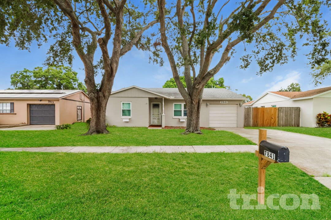 7841 Shadow Run Dr in Largo, FL - Building Photo