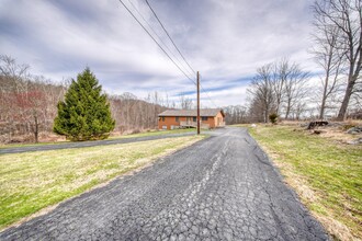 9 Eagles Nest Rd in Bloomingburg, NY - Foto de edificio - Building Photo