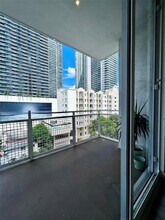 444 NE 30th St, Unit 707 in Miami, FL - Foto de edificio - Building Photo