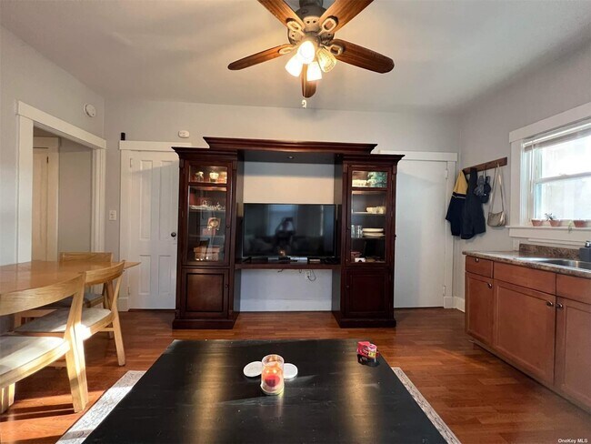 26 S Bayles Ave, Unit 1N in Port Washington, NY - Building Photo - Building Photo