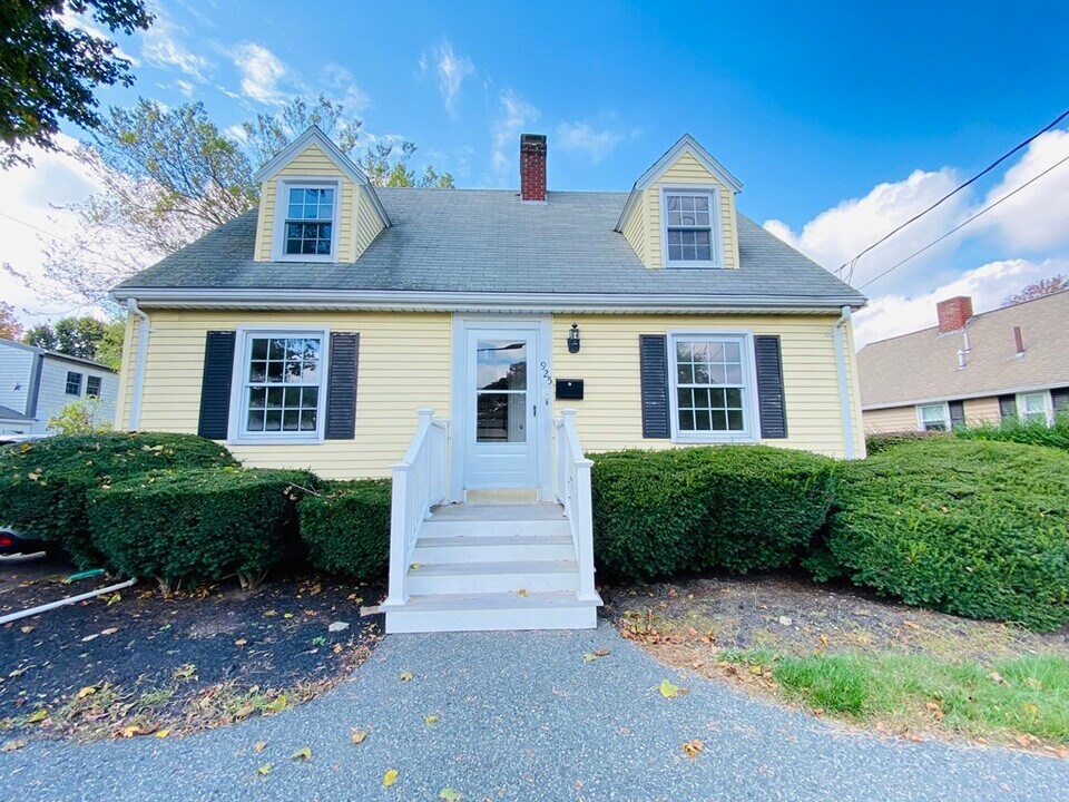 925 Main St in Weymouth, MA - Building Photo
