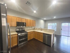 231 Spectacular St in Henderson, NV - Building Photo - Building Photo