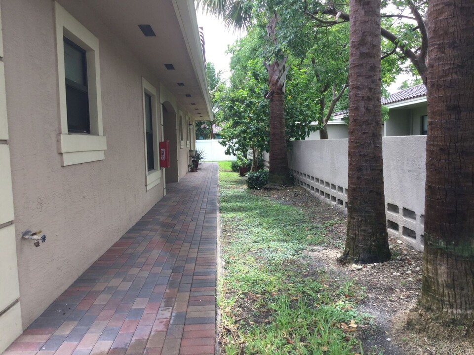 1035 NE 10th Ave in Fort Lauderdale, FL - Building Photo