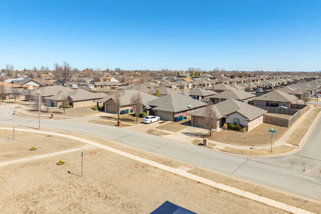 908 Aspen Creek Ter in Yukon, OK - Building Photo - Building Photo