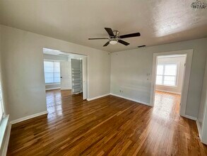 402 W Omega St in Henrietta, TX - Building Photo - Building Photo