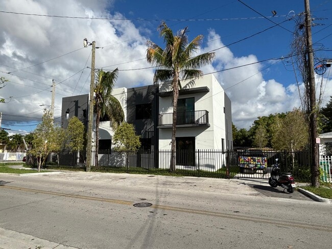 1393 NW 31st St in Miami, FL - Building Photo - Building Photo