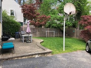 16 Southminster Dr in White Plains, NY - Building Photo - Building Photo