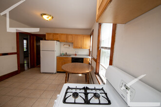 14 Lyne Rd, Unit 1 in Boston, MA - Foto de edificio - Building Photo