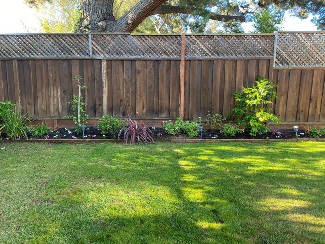 2025 Santa Cruz Ave in Menlo Park, CA - Building Photo - Building Photo