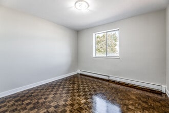 16 Champlain Avenue in Hamilton, ON - Building Photo - Interior Photo