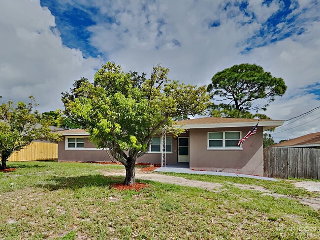 1305 E Oakwood St in Tarpon Springs, FL - Building Photo - Building Photo