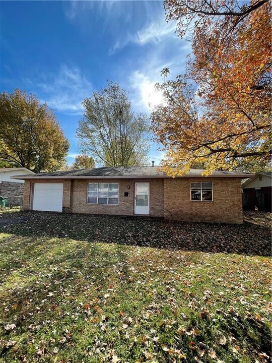 1909 Theodore Dr in Springdale, AR - Building Photo