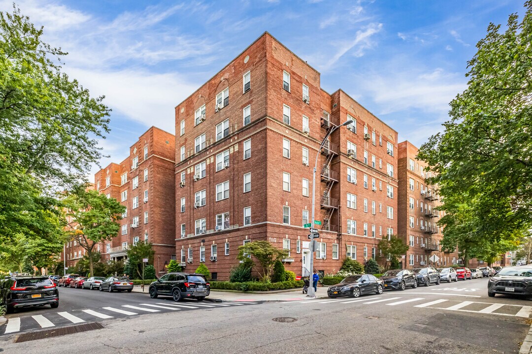 Longfellow Hall Condo in Forest Hills, NY - Foto de edificio