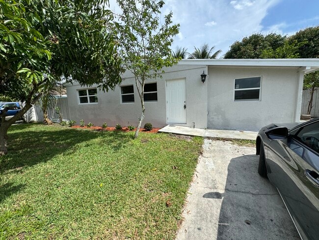 420 Chipewyan Dr in Atlantis, FL - Building Photo - Building Photo