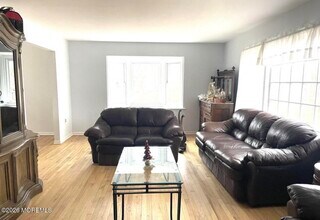 33 Parker Rd in West Long Branch, NJ - Building Photo - Building Photo