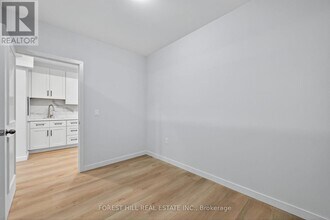 19 Candis Dr in Toronto, ON - Building Photo - Building Photo