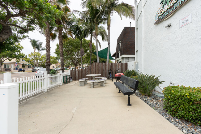 The Breeze Apartments in Carlsbad, CA - Building Photo - Building Photo