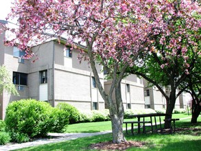 Grant Park Square Apartments in South Milwaukee, WI - Foto de edificio - Building Photo