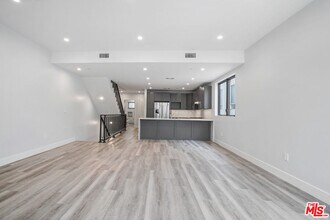 4815 Elmwood Ave-Unit -1/2 in Los Angeles, CA - Building Photo - Building Photo