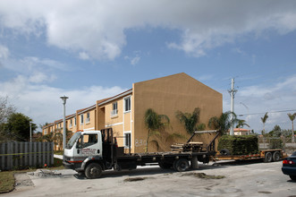 University Trail Condominium in Miami, FL - Building Photo - Building Photo