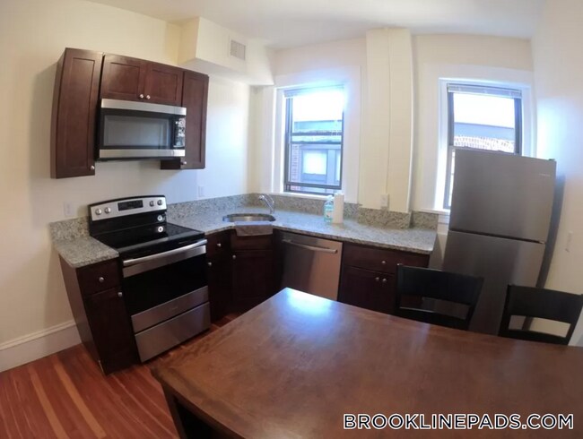 1463 Beacon St in Brookline, MA - Building Photo - Building Photo