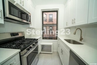 28-08 23rd Ave in Queens, NY - Foto de edificio - Building Photo