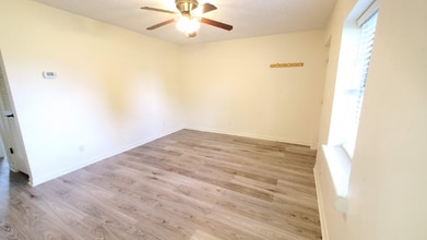 210 Bolton Cir in Harrogate, TN - Foto de edificio - Building Photo