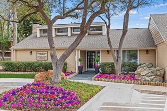 Meadowcrest Apartments in Dallas, TX - Building Photo - Building Photo