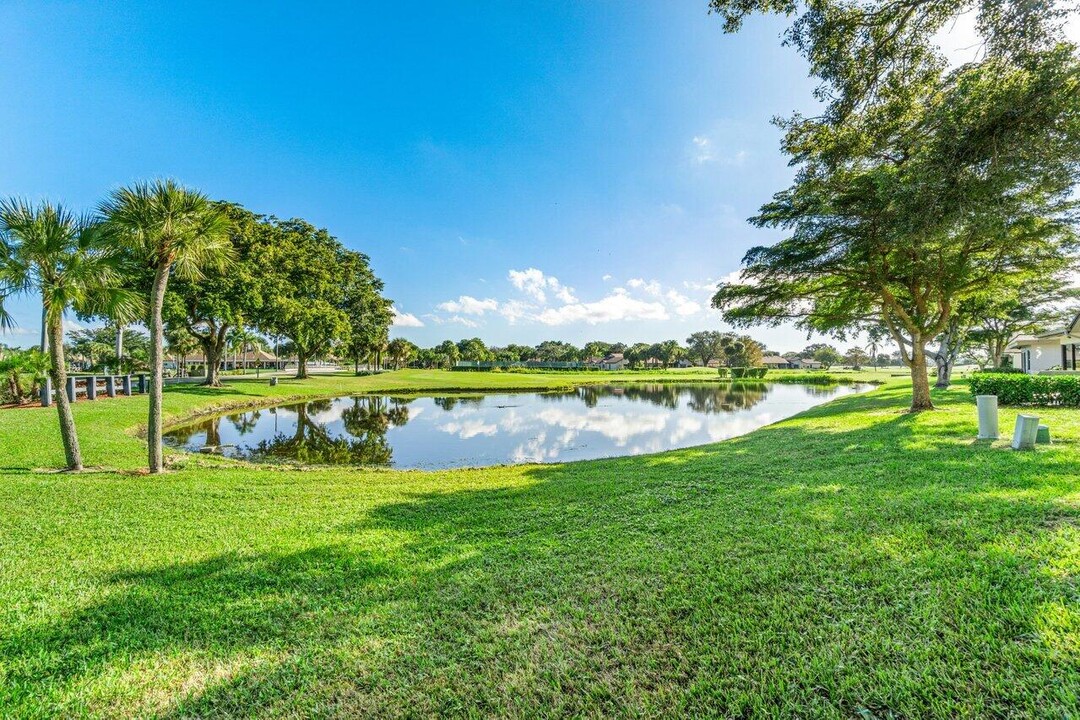5605 Forest Oaks Terrace in Delray Beach, FL - Foto de edificio