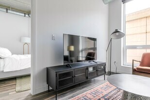 61 W Erie St in Chicago, IL - Building Photo