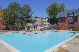 Cherry Plaza Apartments in Denver, CO - Building Photo