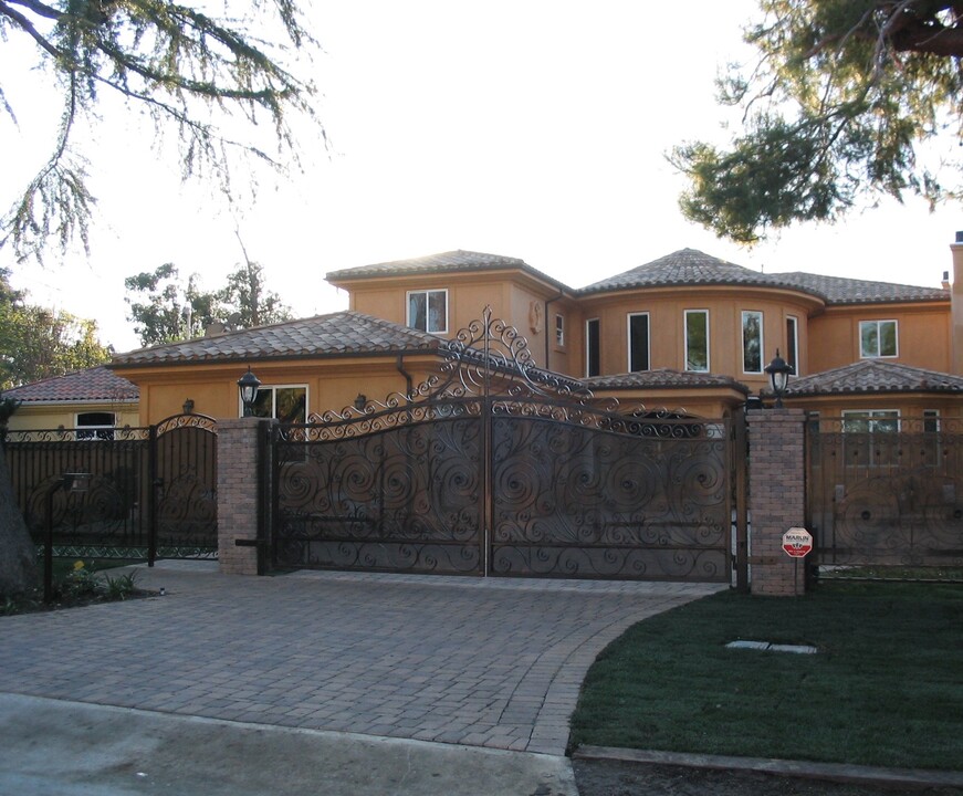 5735 Melvin Ave in Tarzana, CA - Building Photo