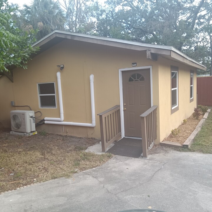 10915 N 21st St, Unit Butler manor in Tampa, FL - Foto de edificio