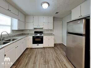 7608 Didwell Ct, Unit 205 in Jonesboro, GA - Foto de edificio - Building Photo