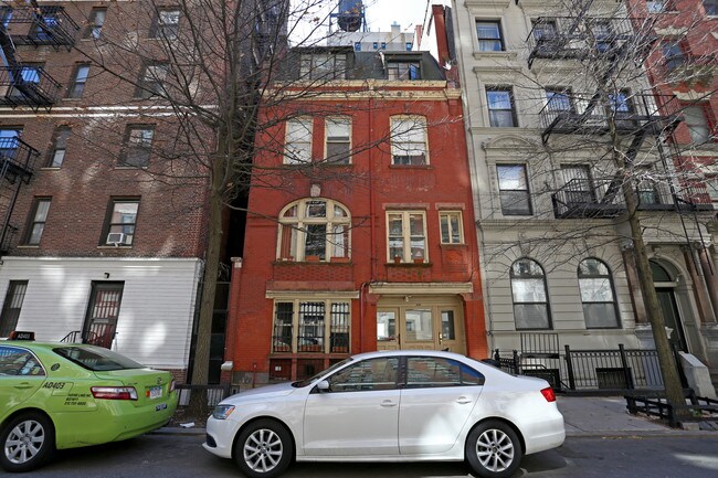 302 W 102nd St in New York, NY - Building Photo - Building Photo