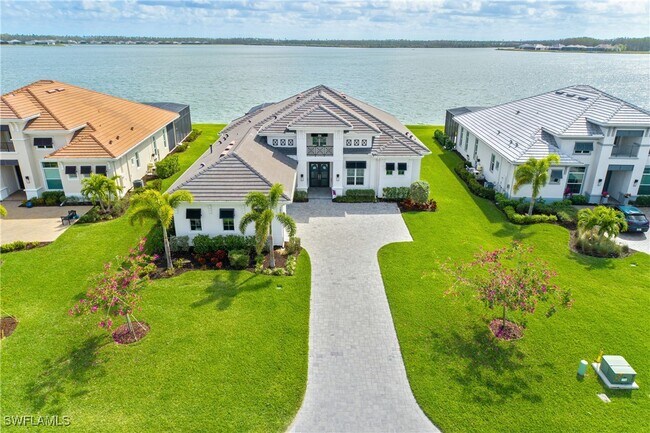 19053 WildBlue Blvd in Miromar Lakes, FL - Foto de edificio - Building Photo