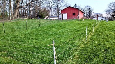 1800 Oneida Valley Rd in Karns City, PA - Foto de edificio - Building Photo