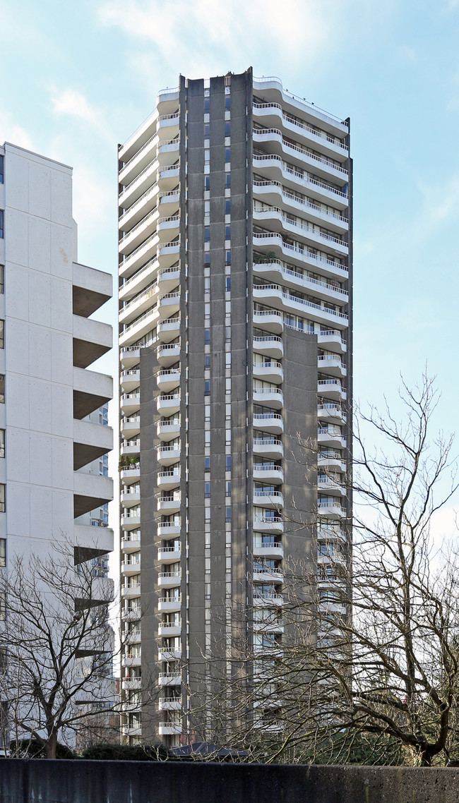 Sunset Plaza in Vancouver, BC - Building Photo - Building Photo