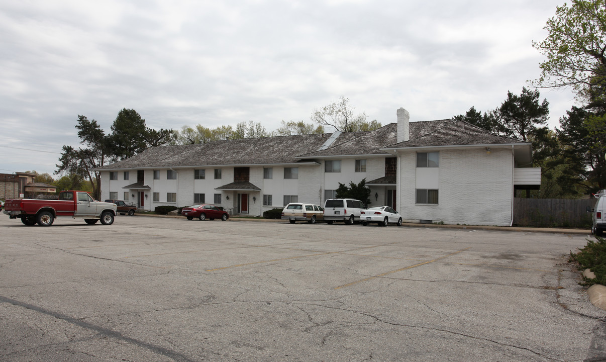 The Pines Apartments in Overland Park, KS - Foto de edificio