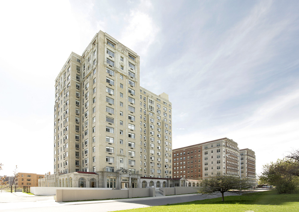 Whittier Manor Senior Apartments in Detroit, MI - Foto de edificio