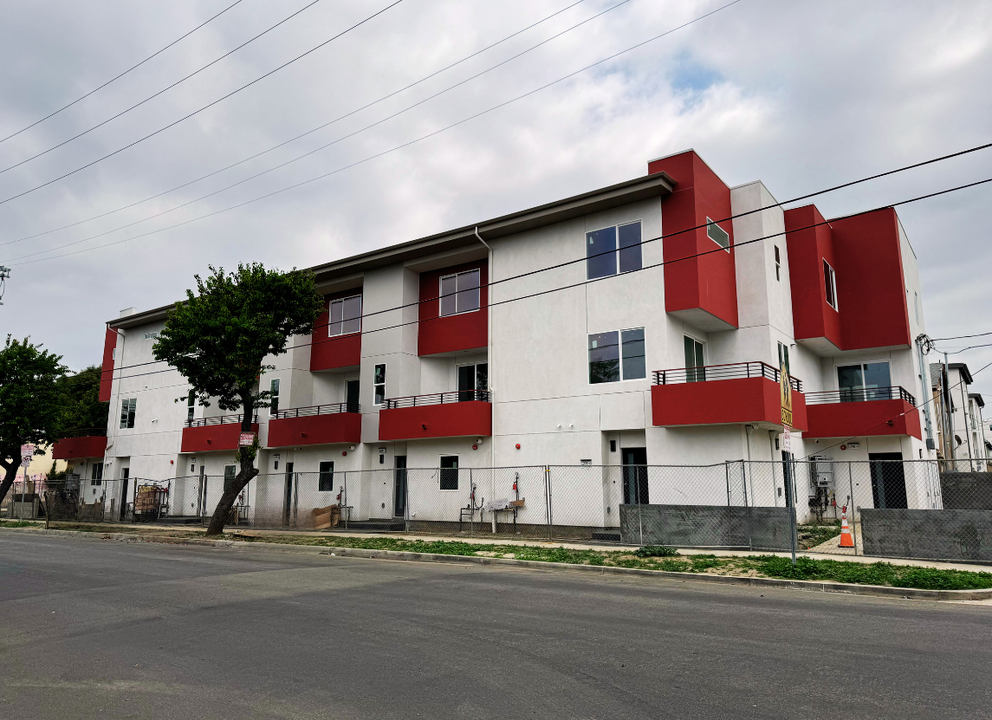 1298 W 37th St in Los Angeles, CA - Building Photo