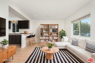3460 Redwood Ave in Los Angeles, CA - Foto de edificio - Building Photo