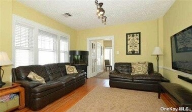 31 Highland Ct in Huntington, NY - Building Photo - Building Photo