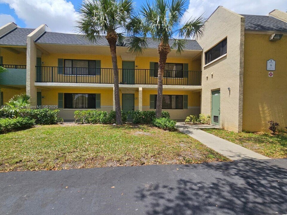 605 Meadows Cir in Boynton Beach, FL - Building Photo