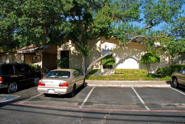 Oak Park in Dallas, TX - Foto de edificio - Building Photo