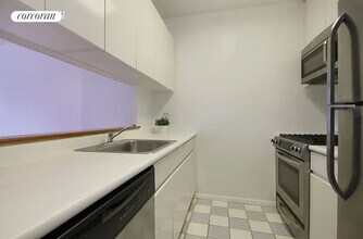 300 E 85th St in New York, NY - Building Photo - Building Photo