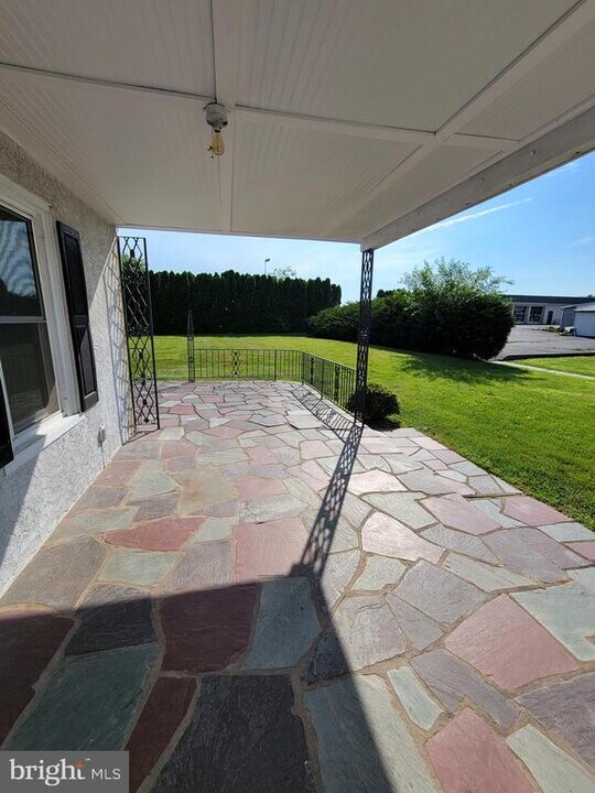 1022 Gravel Pike in Palm, PA - Building Photo