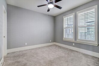 704 N Shepherd Dr in Houston, TX - Building Photo - Building Photo